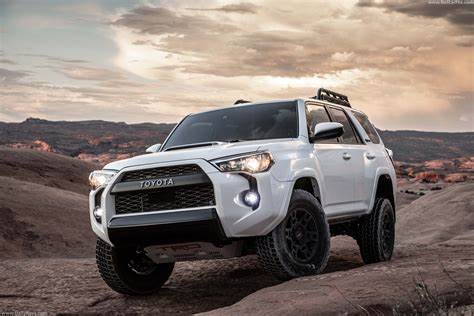A Guide to the Headlight Features of the Toyota 4Runner