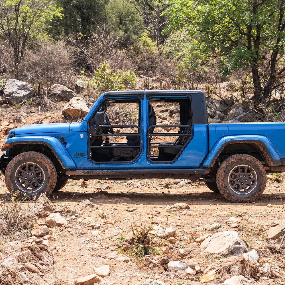 Front three-quarter view of a blue Jeep Gladiator JT with SD1 SERIES tube doors installed
