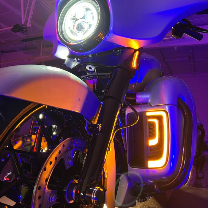 Motorcycle signal lights and turn signal mirrors for Harley Davidson Touring models – integrated LED indicators for front and rear visibility